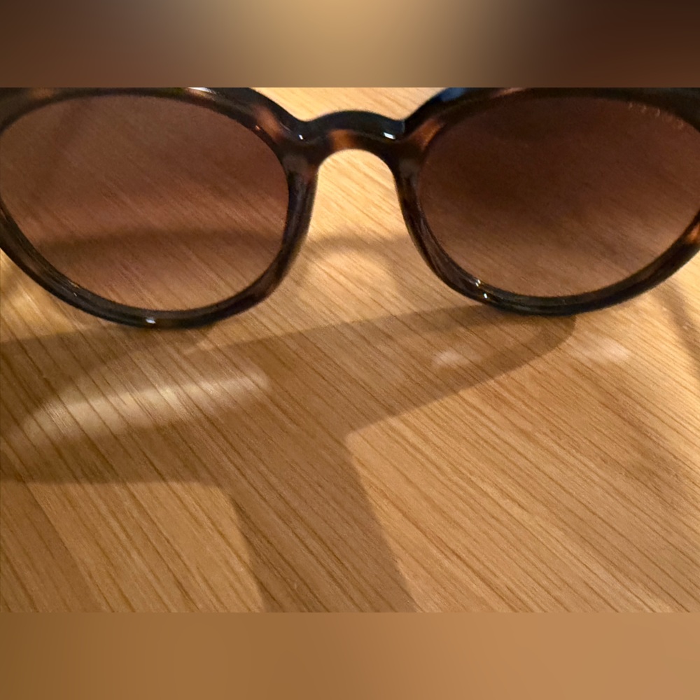 Gucci Women's Sunglasses - Picture 5 of 10